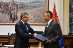 19. jul 2019. Predsednik Odbora za kontrolu službi bezbednosti uručio plaketu Odbora ministru odbrane